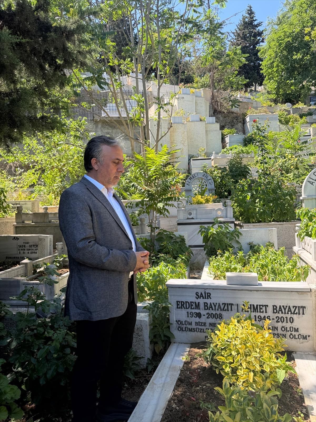 Şair Erdem Bayazıt, vefatının 18. yılında kabri başında anıldı