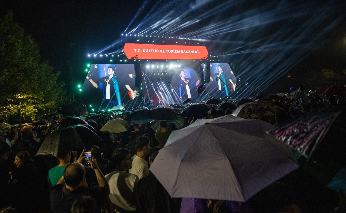 Buray, Sakarya Kültür Yolu Festivali kapsamında Millet Bahçesi'nde konser verirken