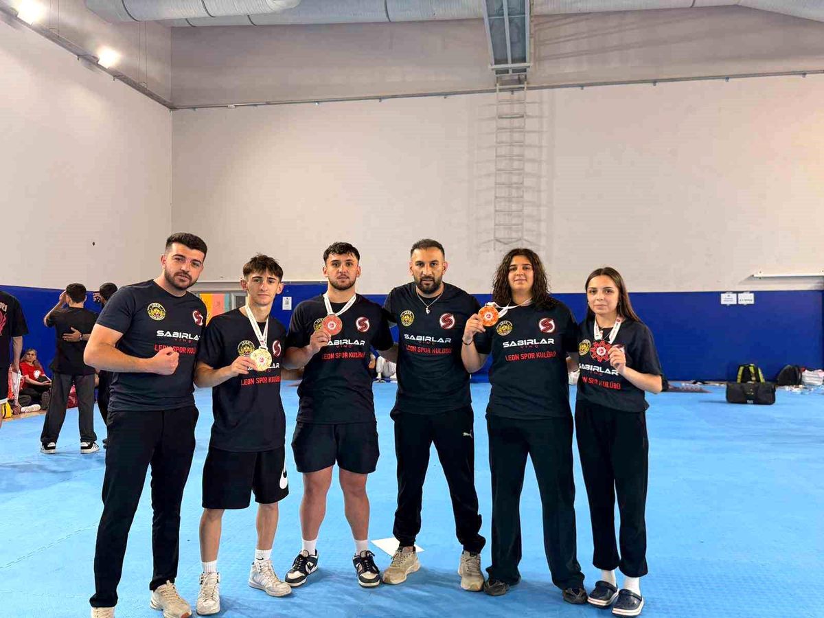 Kastamonulu kick boks sporcuları milli takım formasıyla