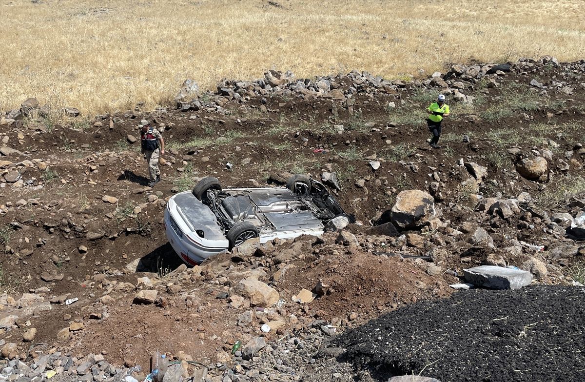Şanlıurfa'da devrilen otomobildeki 4 kişi yaralandı