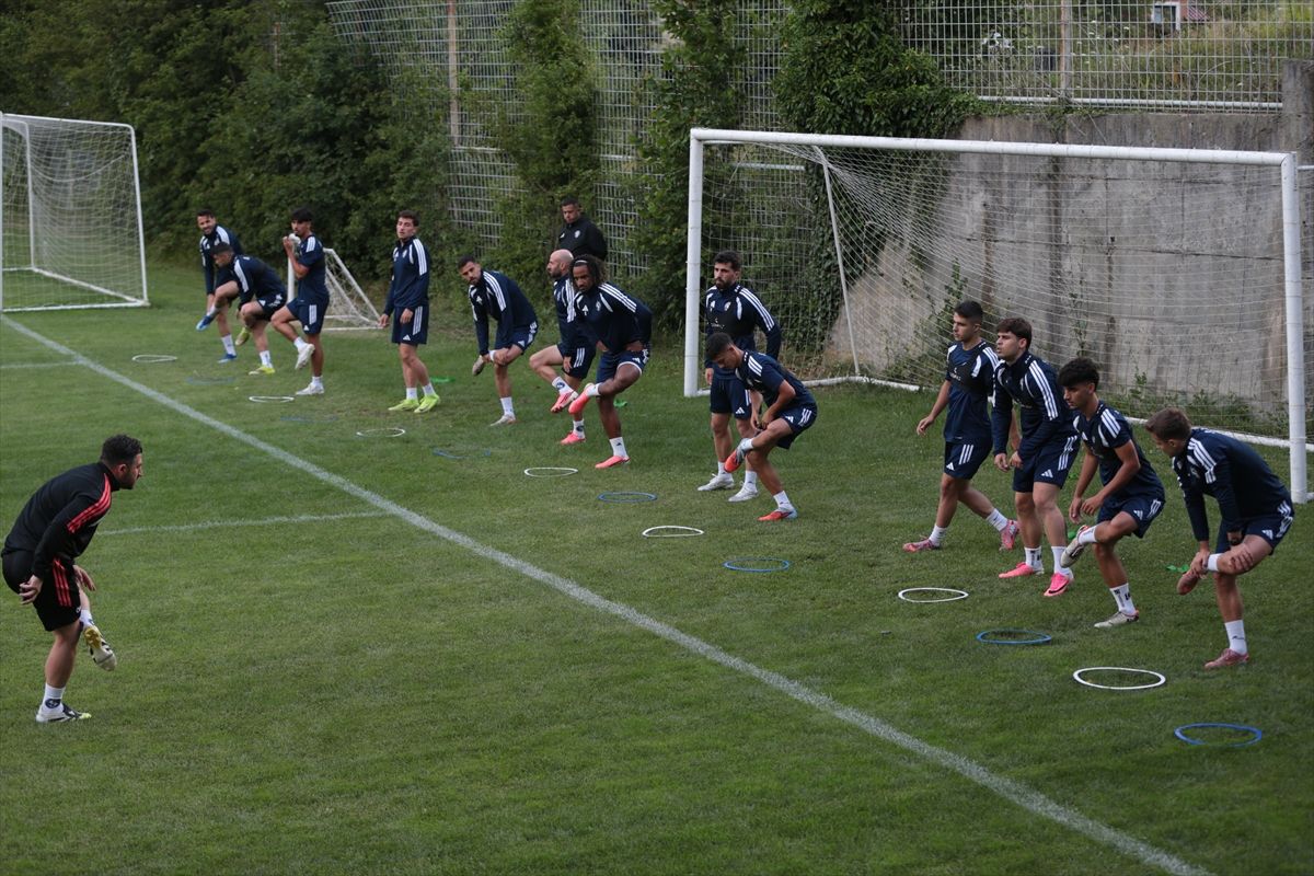 Sarıyer futbol takımı oyuncuları Bolu'da antrenman yapıyor.