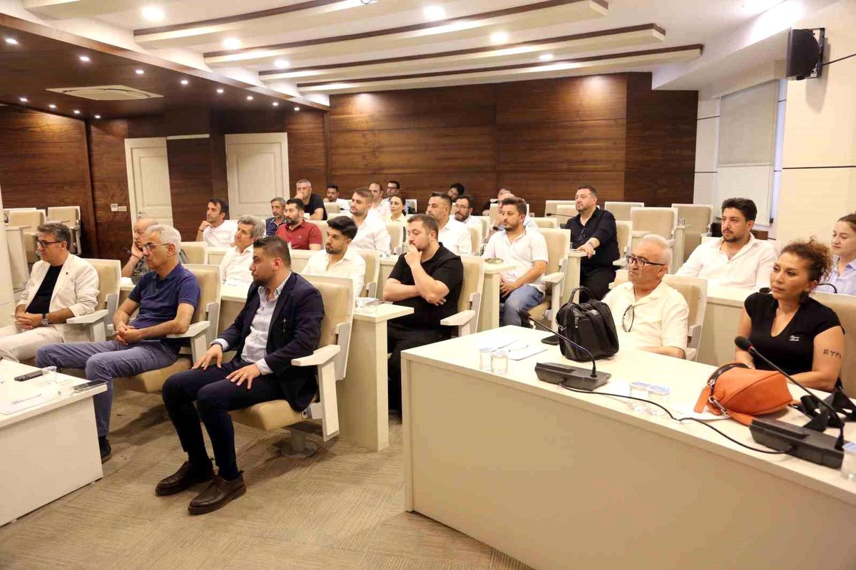 Sivas Ticaret ve Sanayi Odası binası önünde sigorta acenteleri temsilcileriyle bir araya gelen oda yönetimi.