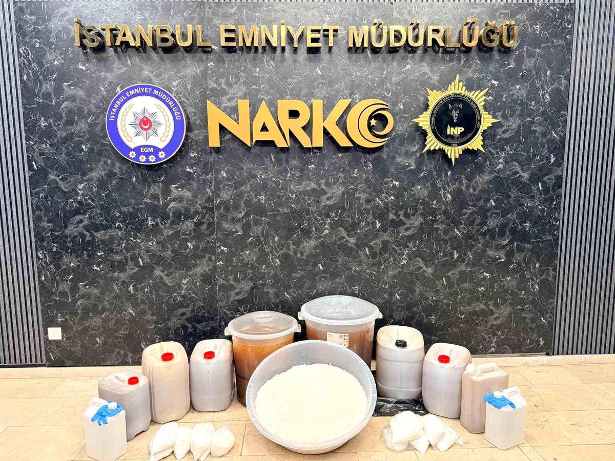 Şişli'de narkotik operasyonunda ele geçirilen uyuşturucu maddeler.