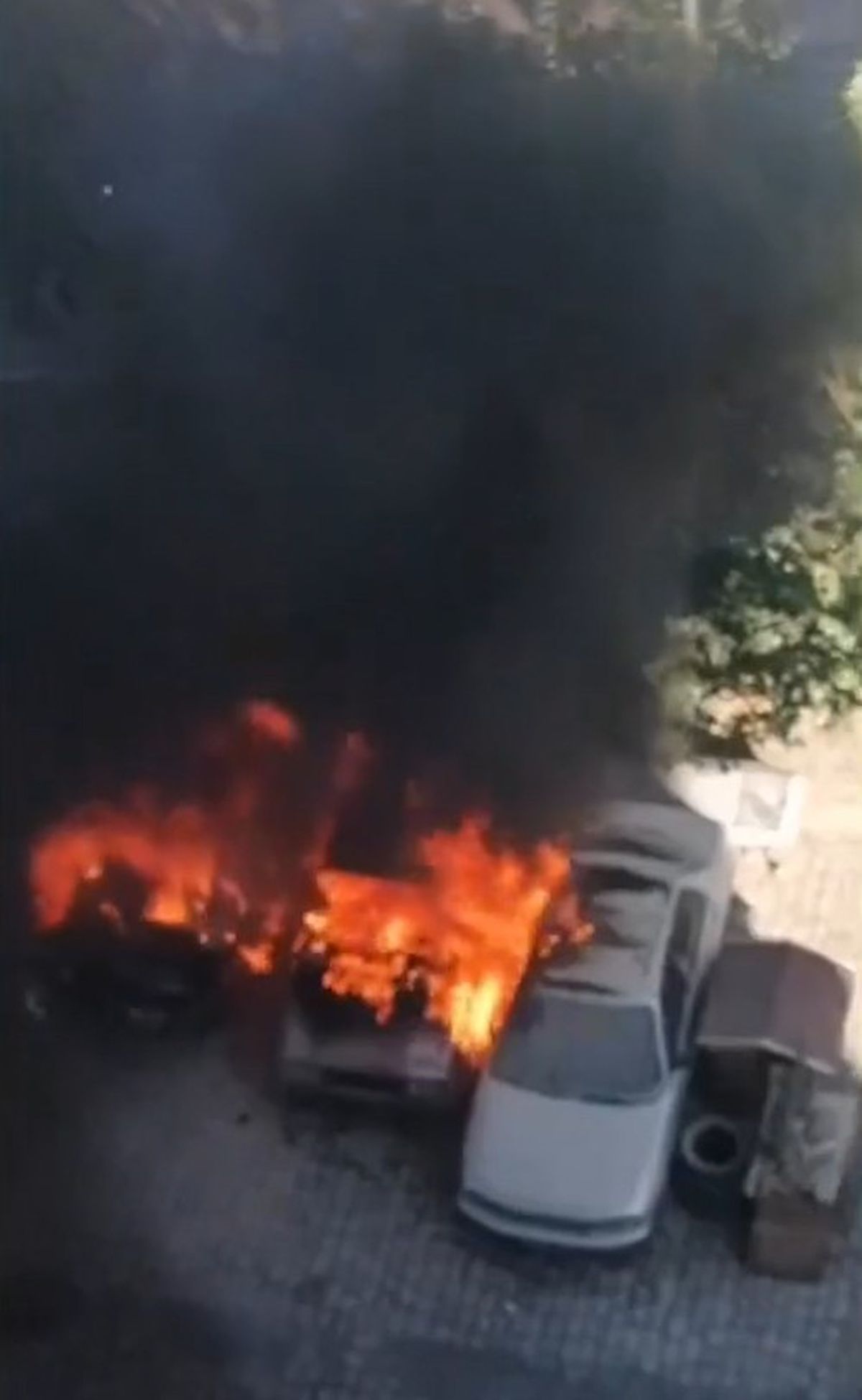 Bursa Gemlik'te park halindeki 3 otomobilin alev alev yandığı anı gösteren görüntü.