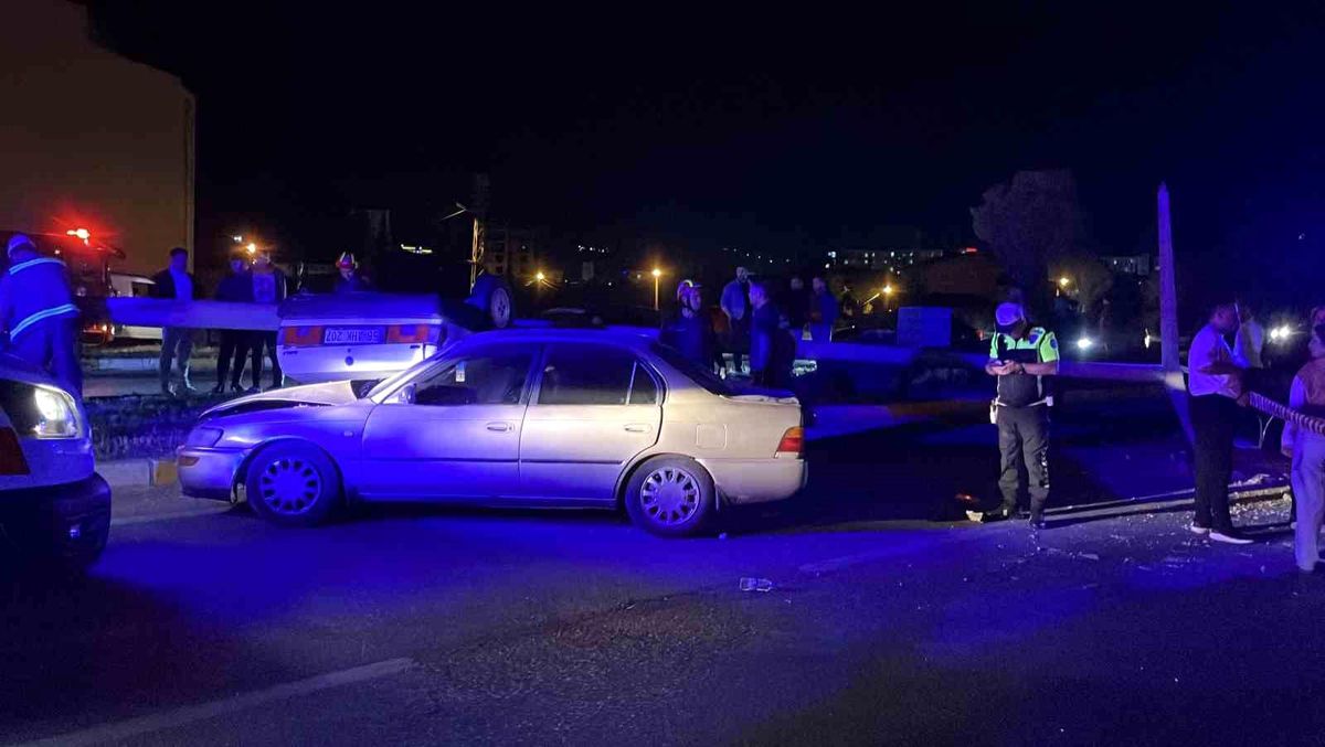 Sivas'ta iki otomobilin çarpışması sonucu takla atan araç.