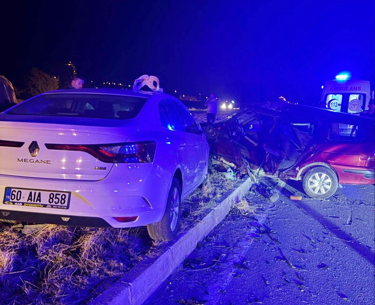 Tokat'ta iki otomobilin çarpıştığı kazada 9 kişi yaralandı