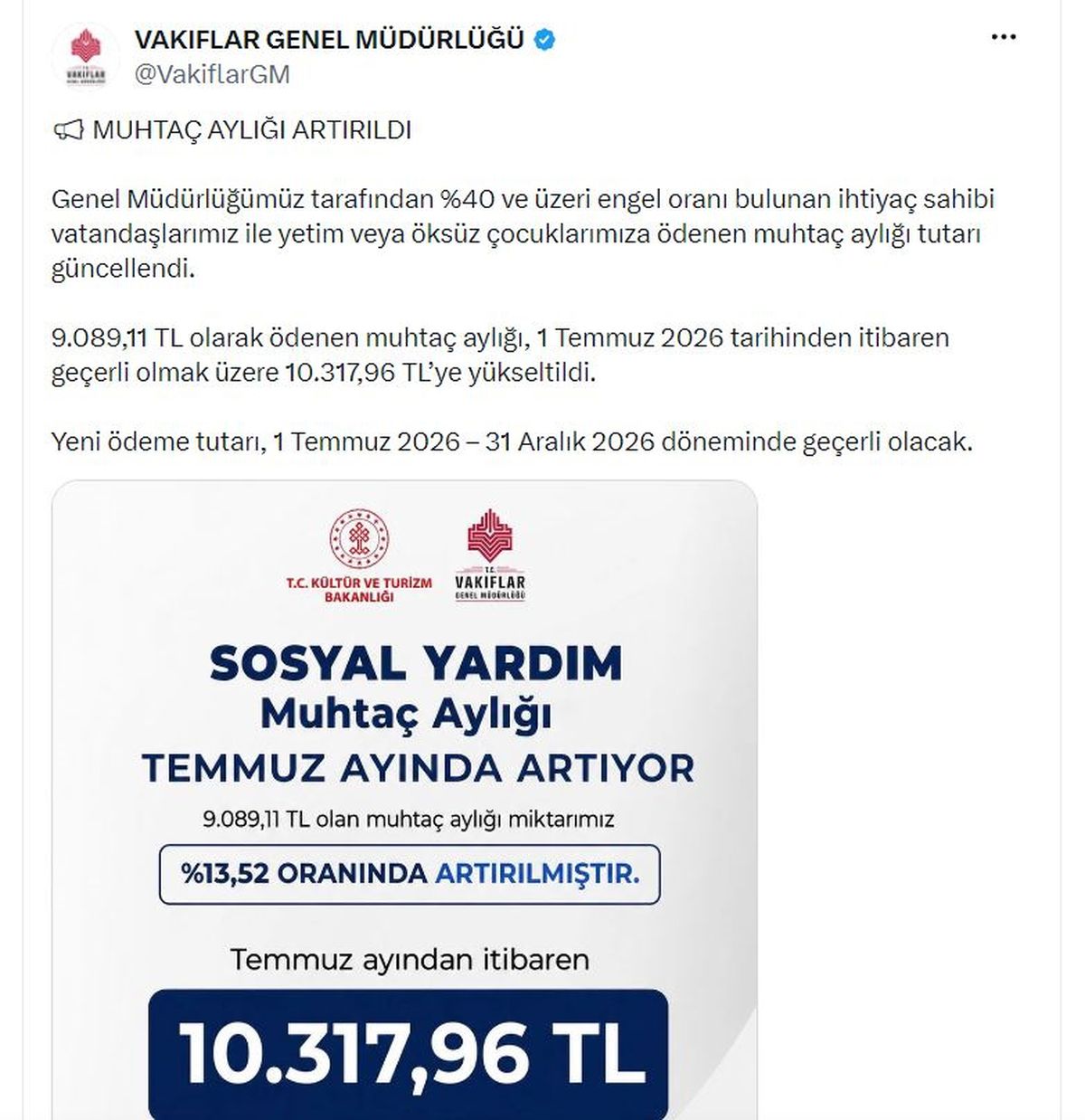 Vakıflar Genel Müdürlüğü binası önünde toplanmış yardım alan vatandaşlar.