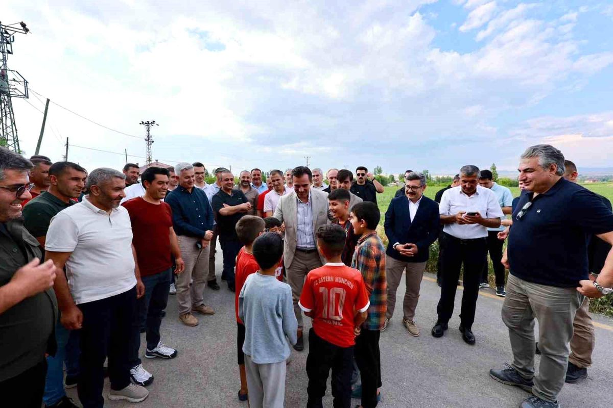 Bitlis Valisi Ahmet Karakaya ve Mülkiye Başmüfettişleri Ahlat'ta bir binanın önünde duruyor.