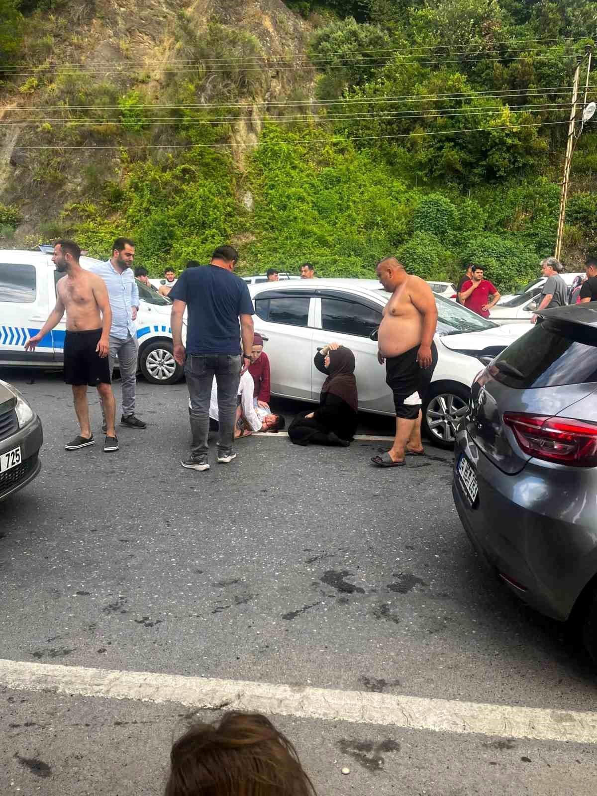 Yolun karşısına geçerken otomobilin çarptığı baba ve oğlu ağır yaralandı
