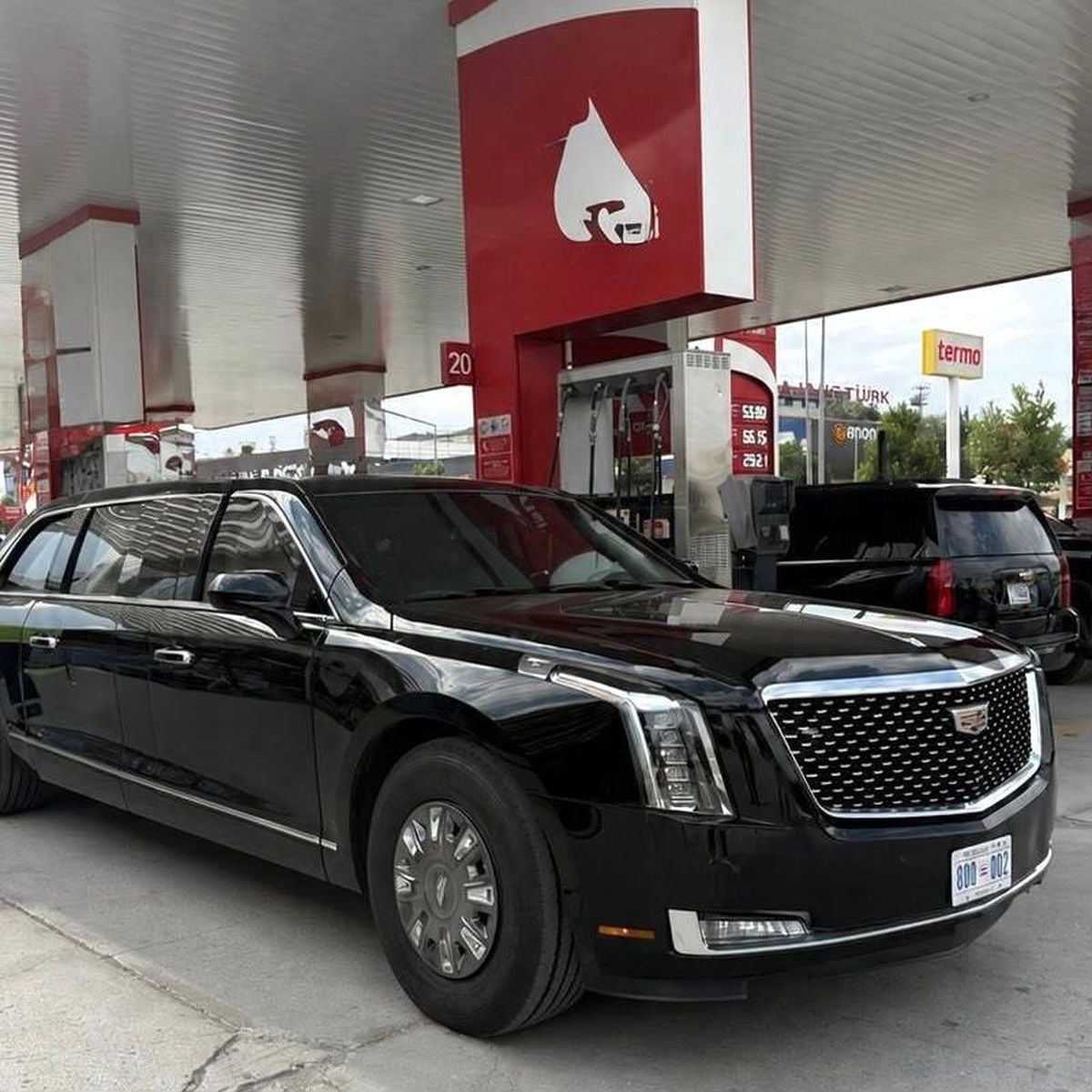 ABD Başkanı Donald Trump'ın 'The Beast' adlı zırhlı makam aracı Ankara'da polis eskortuyla seyir halinde.