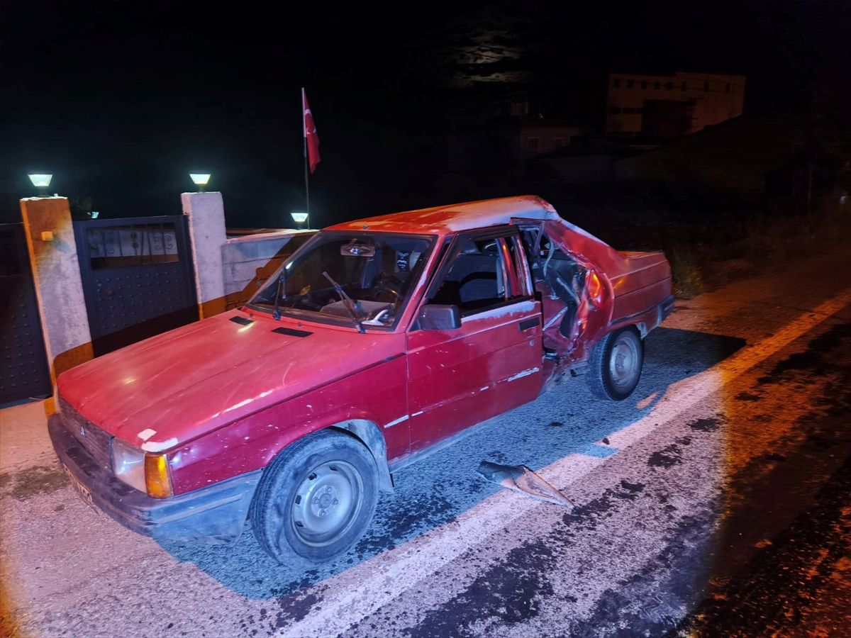 Afyonkarahisar Şuhut'ta meydana gelen trafik kazasında hasar gören araçlar.