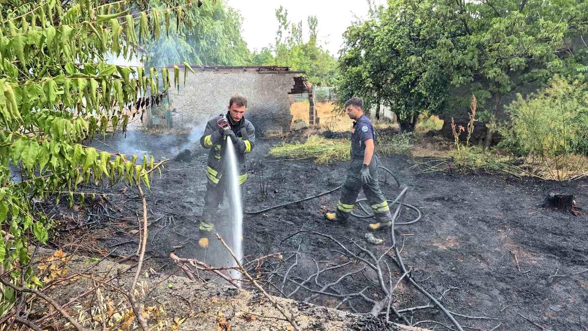 Eskişehir'de bir evin bahçesinde çıkan yangın sonrası itfaiye ekiplerinin müdahalesi.