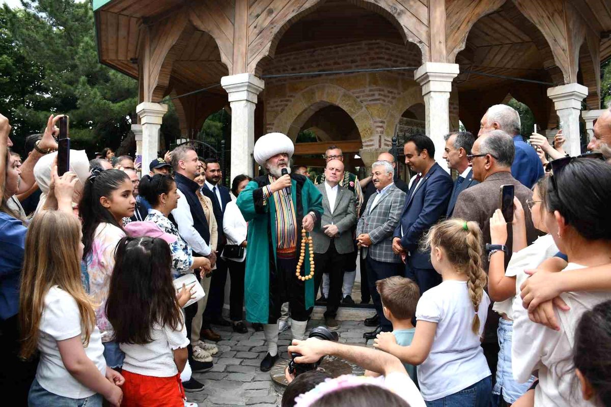 Temsili Nasreddin Hoca'nın türbeden kaldırılması ve göle maya çalma töreninin yapıldığı Akşehir Nasreddin Hoca Şenliği'nden genel plan.