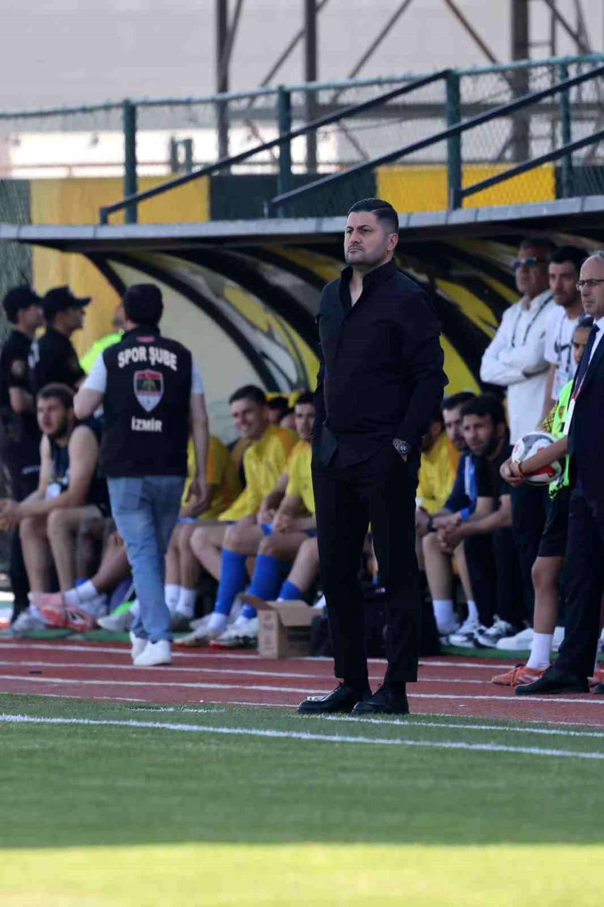 Aliağa FK futbol takımı oyuncuları ve teknik direktör Çağdaş Çavuş'un yer aldığı bir görsel.