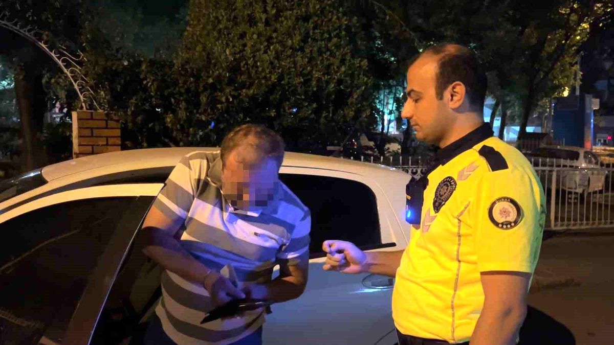 Alkol denetimini görünce aracı park etti, 'Sigara almaya geldim' dedi