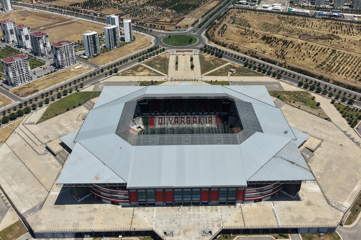 Diyarbakır Stadyumu'nda devam eden yenileme çalışmaları.