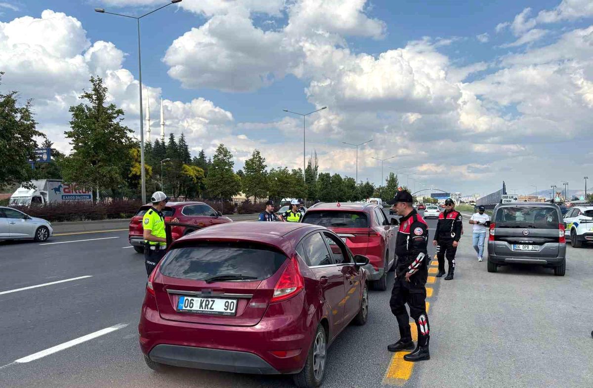 Ankara'da NATO Zirvesi kapsamında asayiş ve trafik denetimleri tüm hızıyla devam ediyor