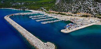 Antalya Balıkçı Barınağı'ndaki tekne yoğunluğu havadan görüntülendi