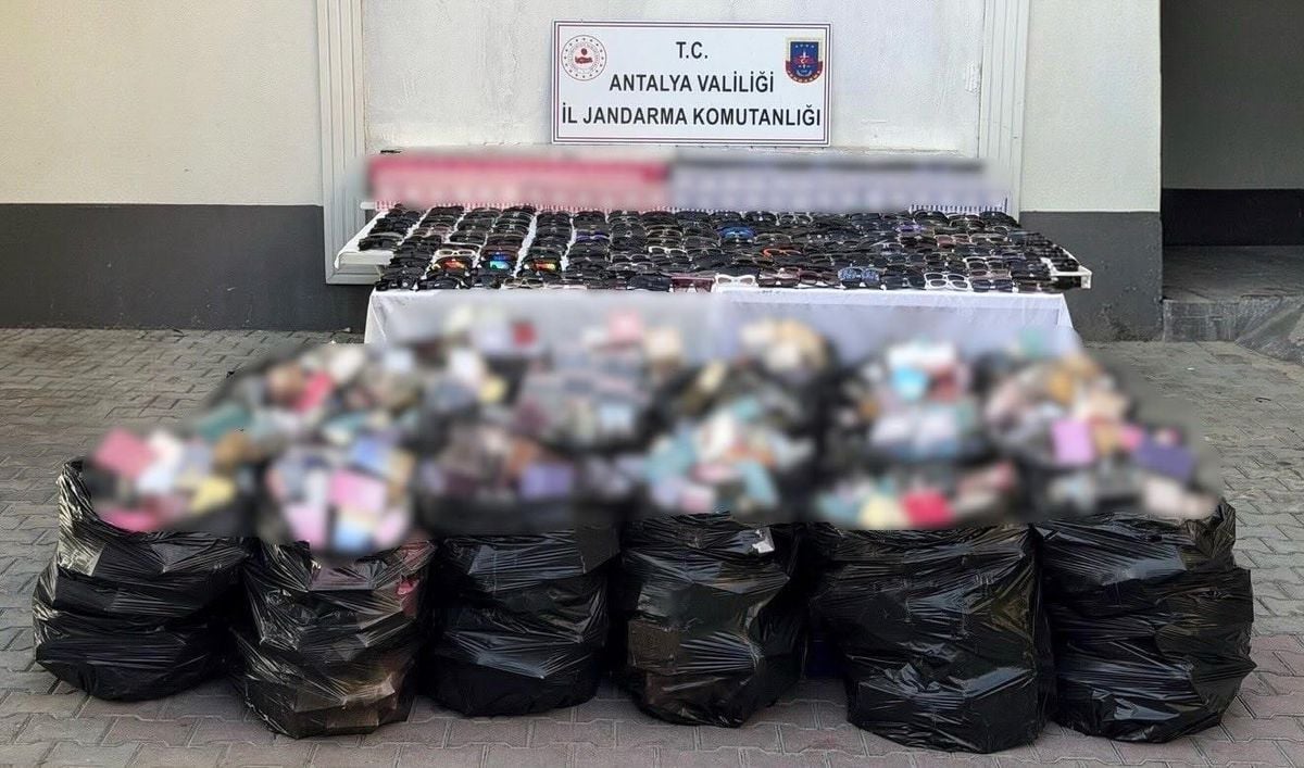 Antalya'da 5 milyon liraya yakın kaçak gözlük ve parfüm operasyonu
