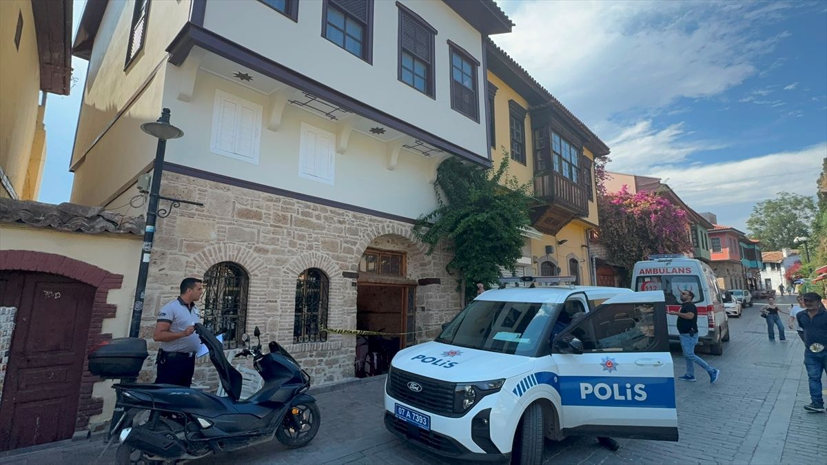 Antalya'da yabancı uyruklu bir kişi evinde ölü bulundu