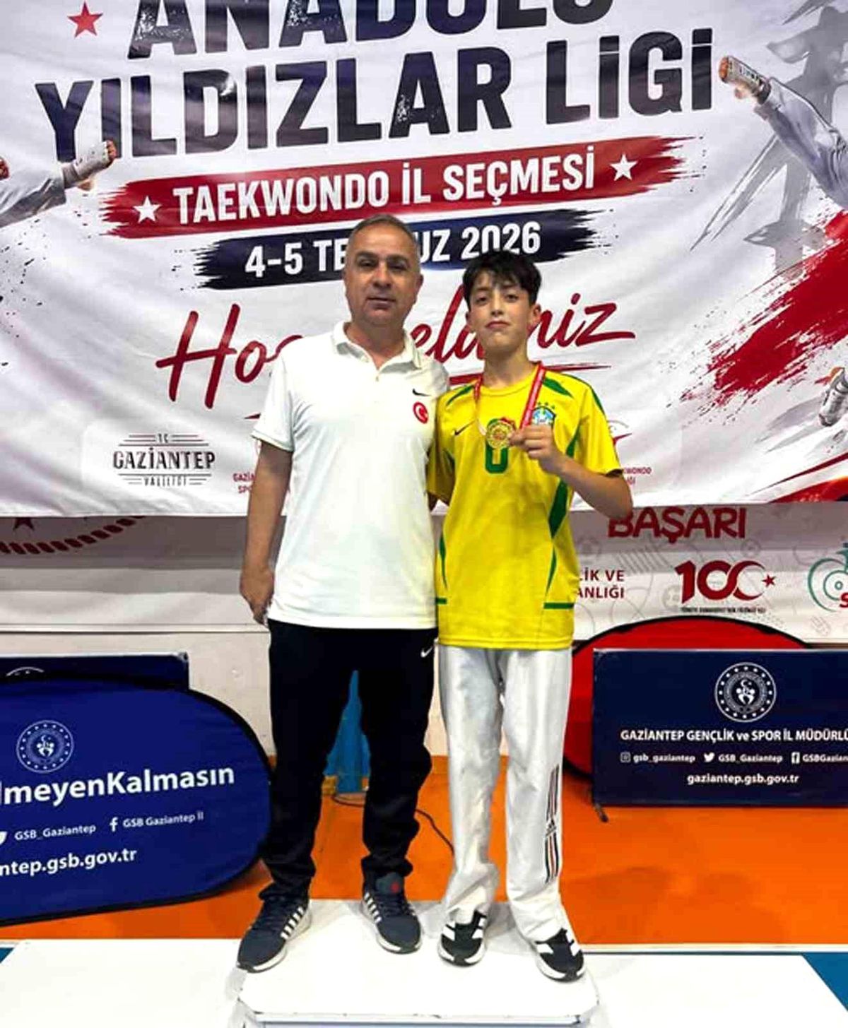 Arabanlı taekwondo sporcularının madalya töreninden bir görüntü.