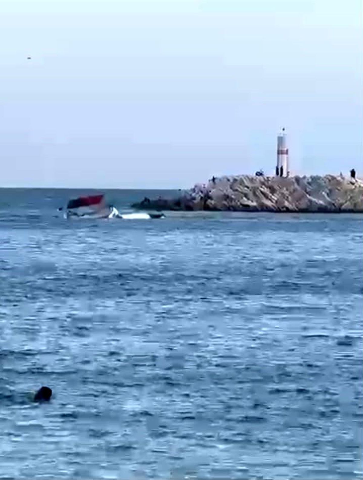 Arızalanan tekne, çekilirken kısmen battı
