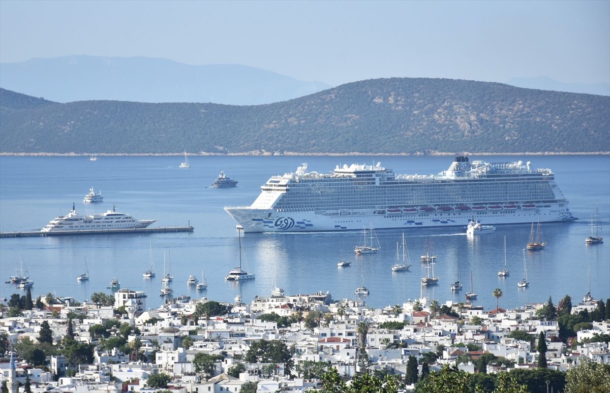 Malta bayraklı Aroya kruvaziyer gemisi Bodrum limanında.