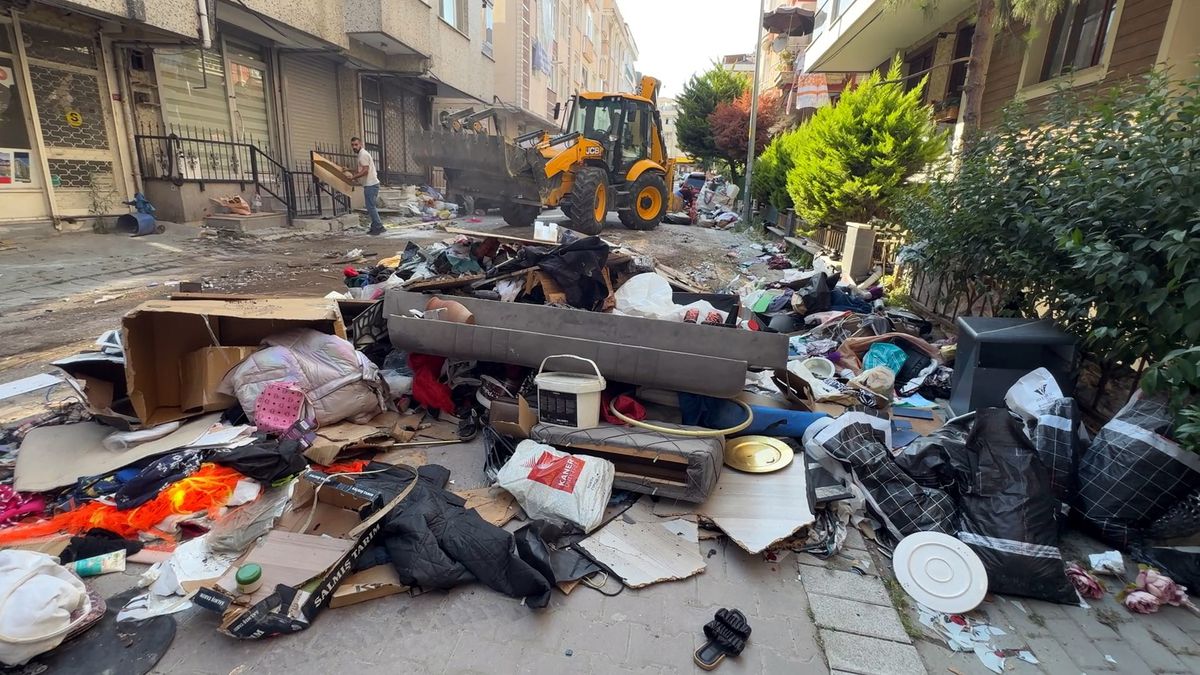 Avcılar'da cezaevinde olduğu için 7 aydır kira ödeyemedi, ev sahibi eşyaları sokağa attı