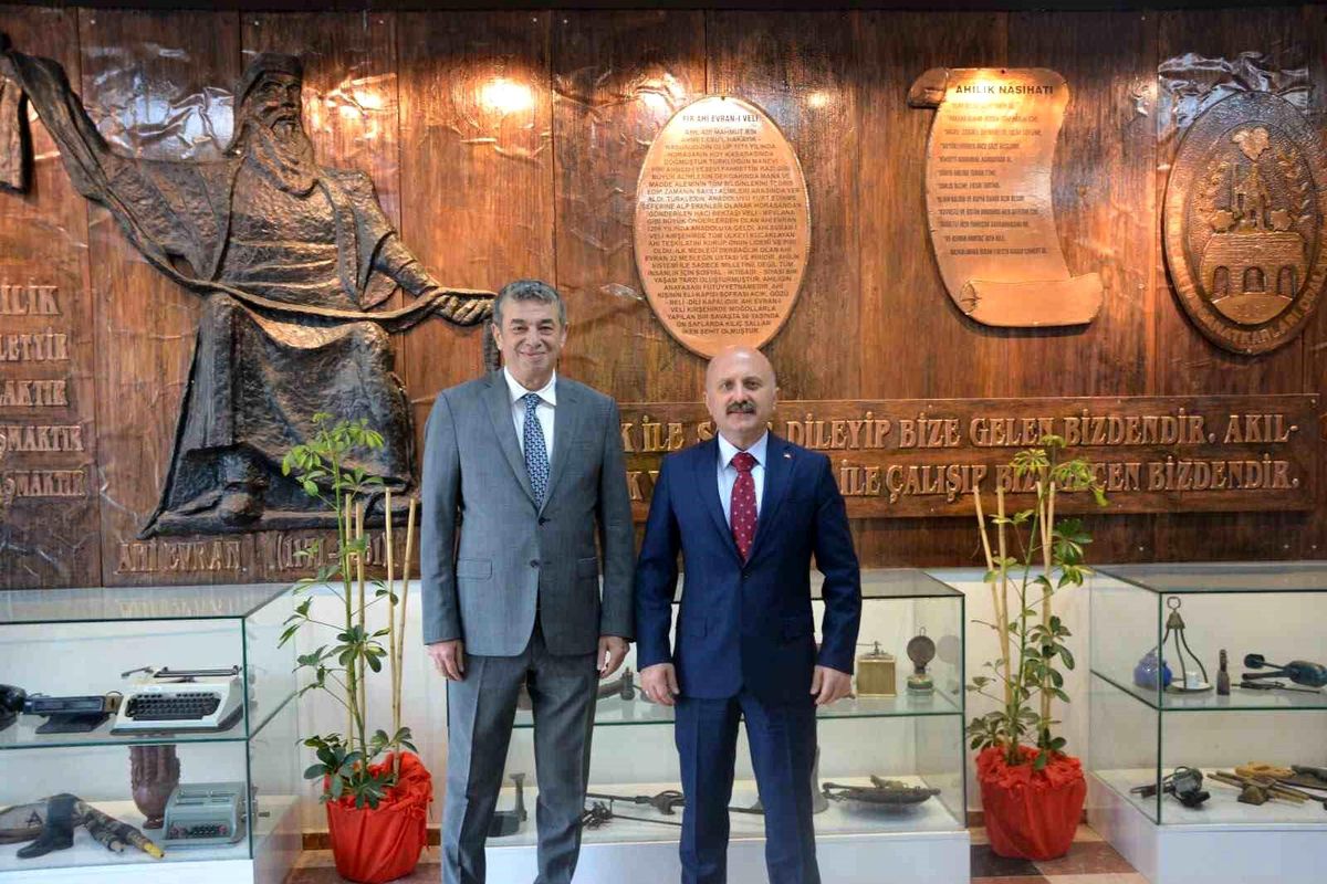 Aydın Valisi Dr. Osman Varol, AYESOB Başkanı Muhammet Ali Künkcü'ye iade-i ziyarette bulunuyor.
