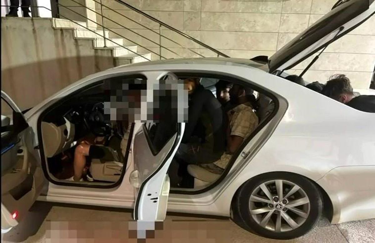 Hatay'da durdurulan bir araçta kaçak göçmenlerin yakalanması.