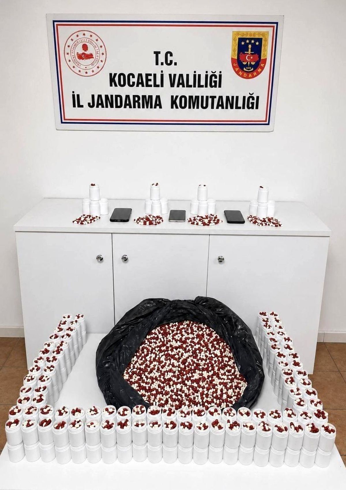 Baskında 25 bin 500 sentetik hap ele geçirildi
