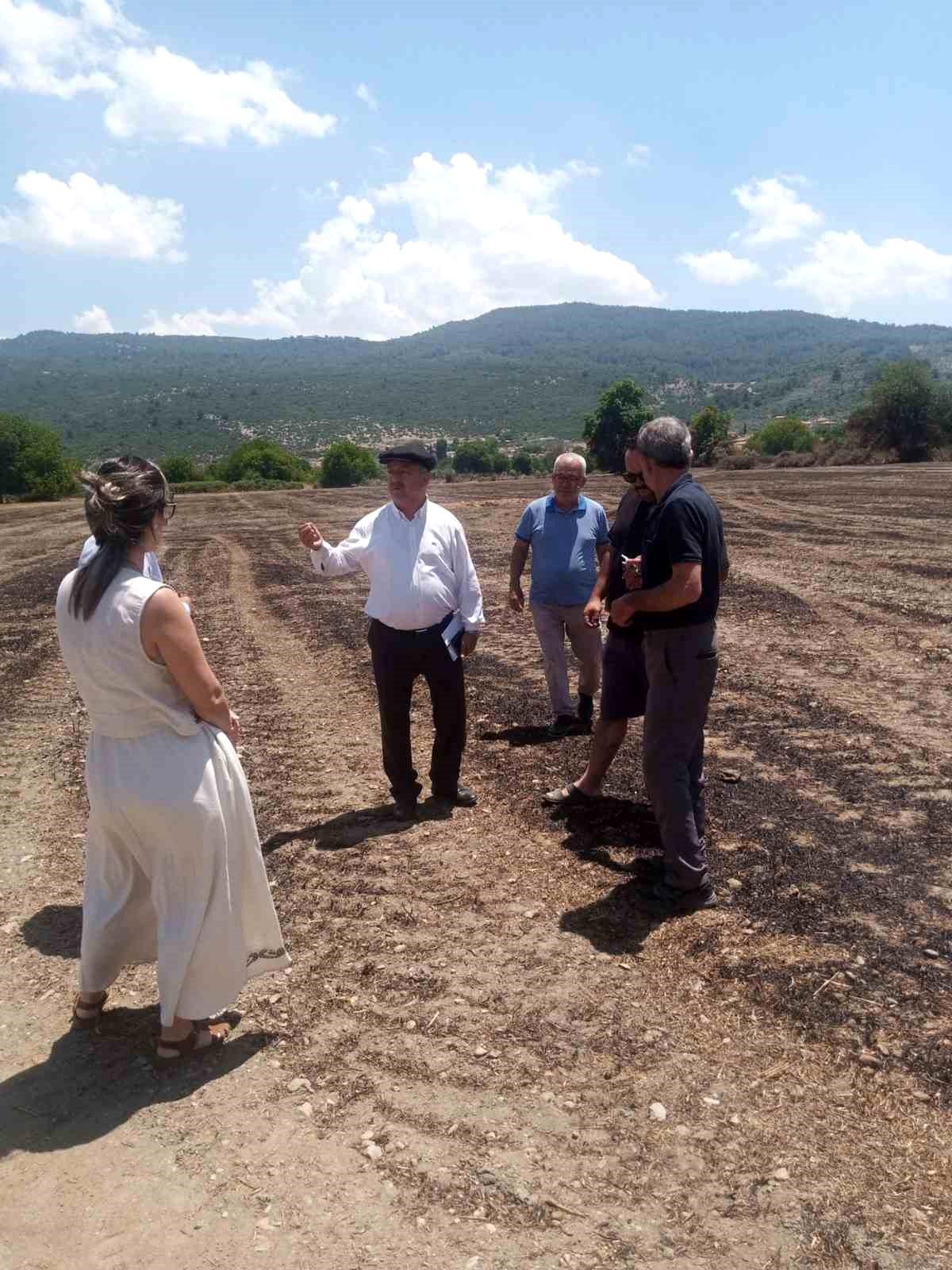 Baştuğ Yelişyurt'ta 14 ton saman balyası yanan üreticiyi ziyaret etti