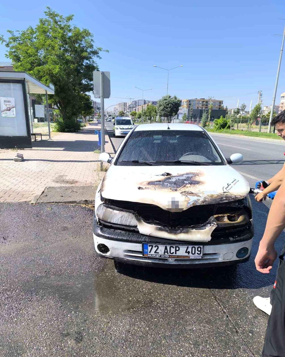 Batman'da yanan otomobil itfaiye ekiplerince söndürüldü