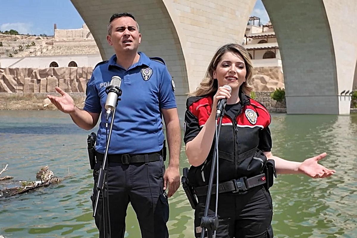 Batman polisi, Hasankeyf'in tarihi dokusu ile müziği buluşturdu