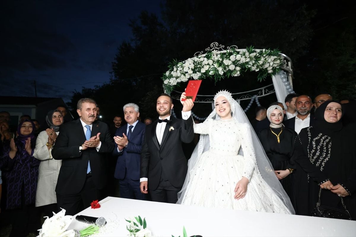 BBP Genel Başkanı Mustafa Destici, nikah töreninde şahitlik yaparken