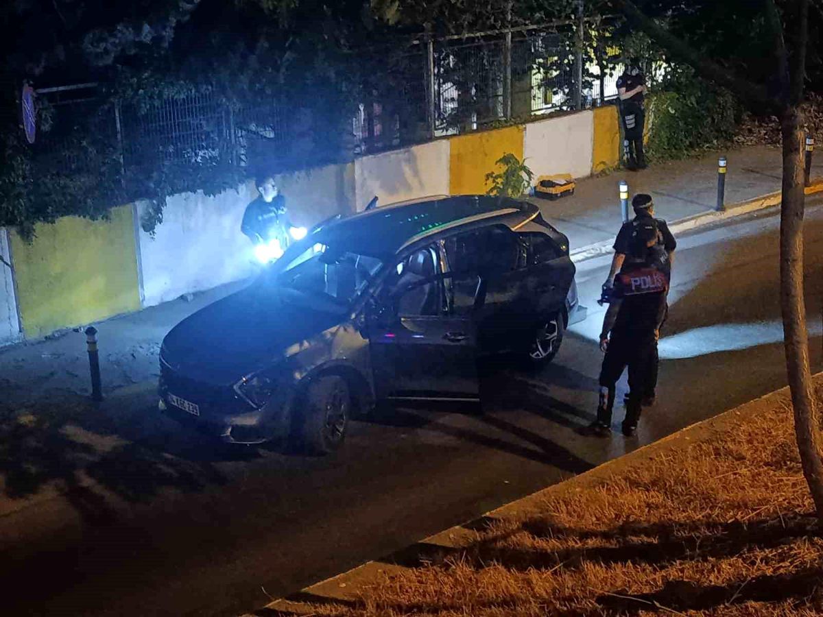Beylikdüzü'nde 'dur' ihtarına uymayan 2 kişi yakalandı