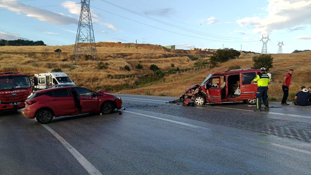 Malatya'da Ağaca Çarpan Otomobilde 2 Ölü, 4 Yaralı