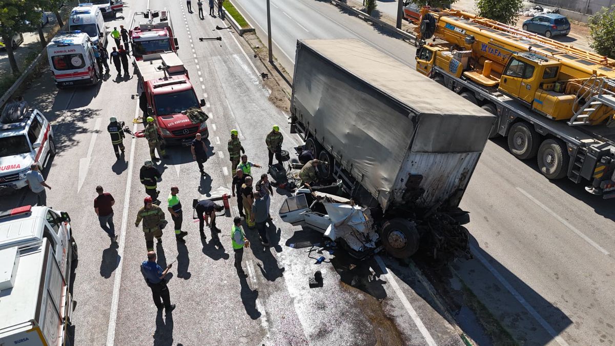 Bursa'da freni boşalan kamyon 2 araca çarptı; 3 yaralı