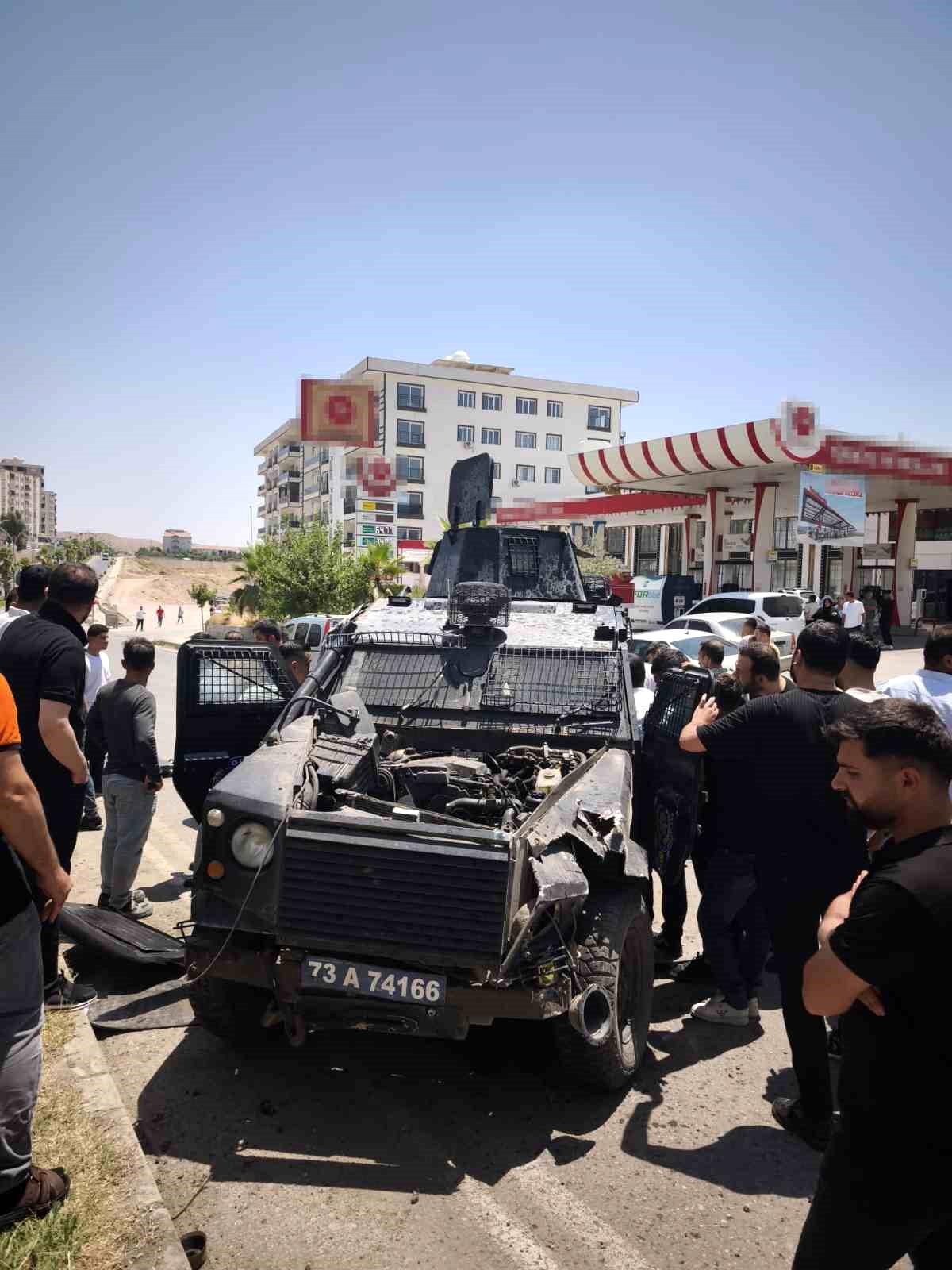 Cizre'de polis aracı takla attı, 2 polis memuru yaralandı