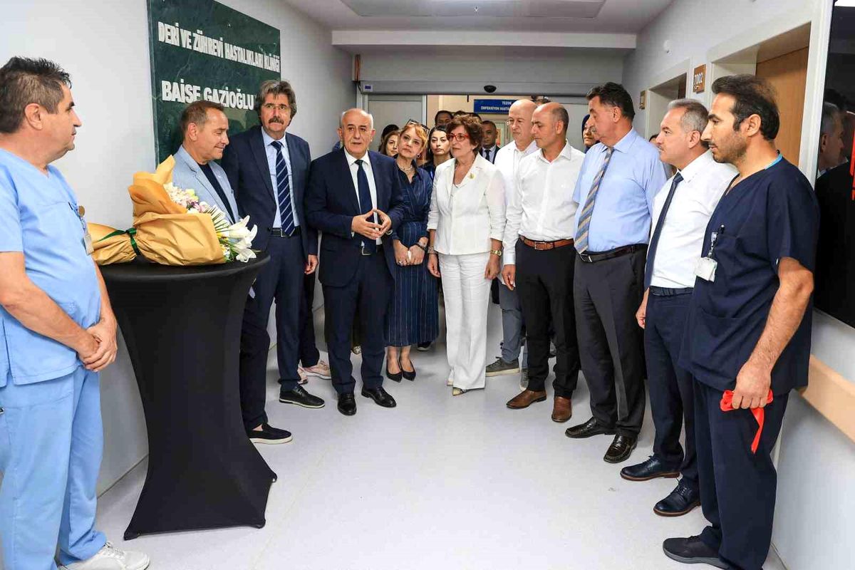 Bursa Uludağ Üniversitesi'nde yenilenen Dermatoloji Kliniği açılışından bir görüntü.