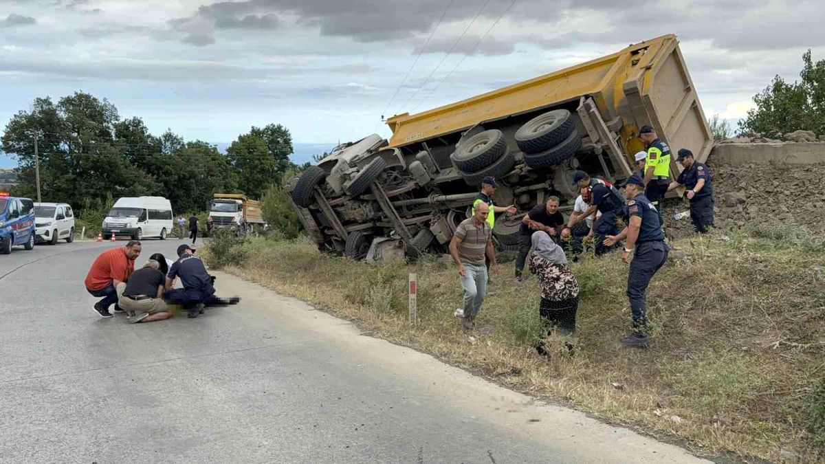 Devrilen taş yüklü kamyonun sürücüsü öldü, savrulan taşlar evin duvarını yıktı