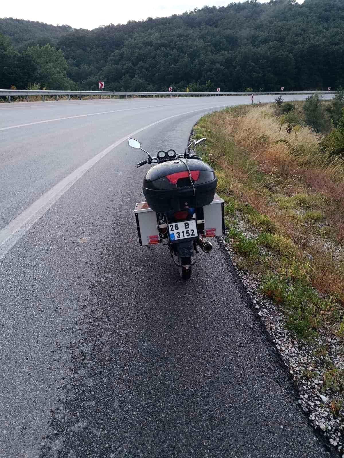 Bilecik'te meydana gelen motosiklet kazasında yaralanan sürücüye sağlık ekipleri müdahale ediyor.