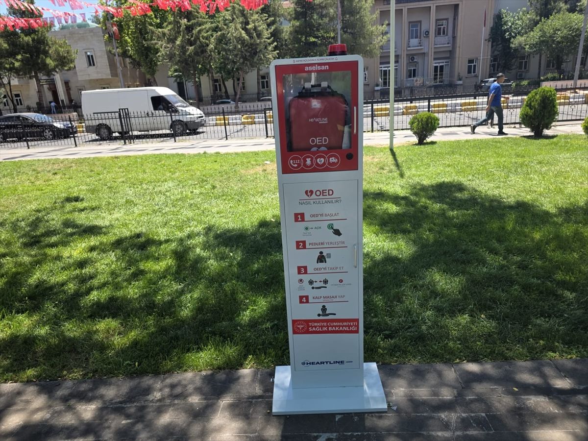 Diyarbakır'da ani kalp durması vakalarına ilk müdahale için kullanılacak cihazlar meydanlara yerleştirildi
