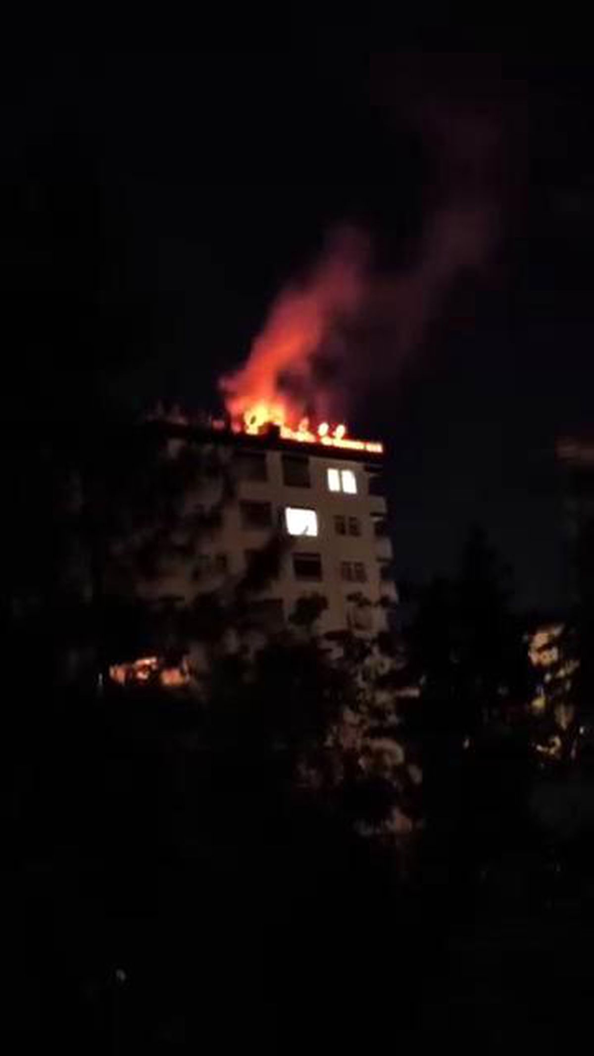Diyarbakır Kayapınar'da yangın çıkan apartman