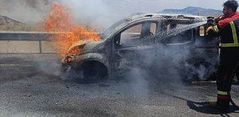 Diyarbakır'da sayir halindeyken alev alan hafif ticari araç kullanılamaz hale geldi