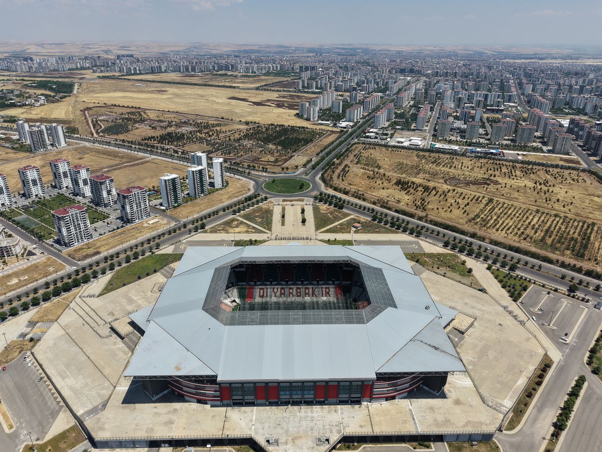 Diyarbakır Stadyumu'nda yenileme çalışmaları devam ederken çekilmiş genel bir görünüm.