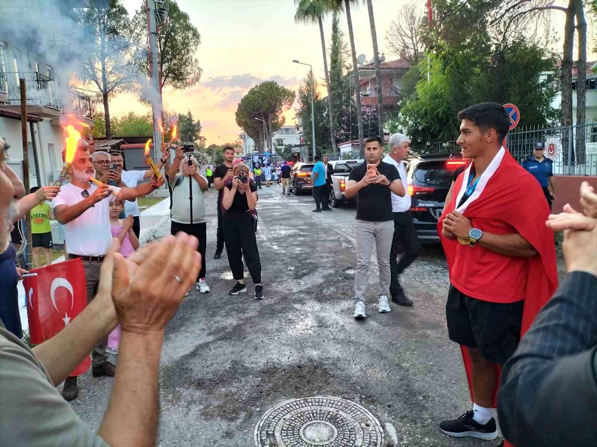 Milli kanocu Rahmi Kaan Karahan'ın madalyalarıyla birlikte çekilmiş bir fotoğrafı.