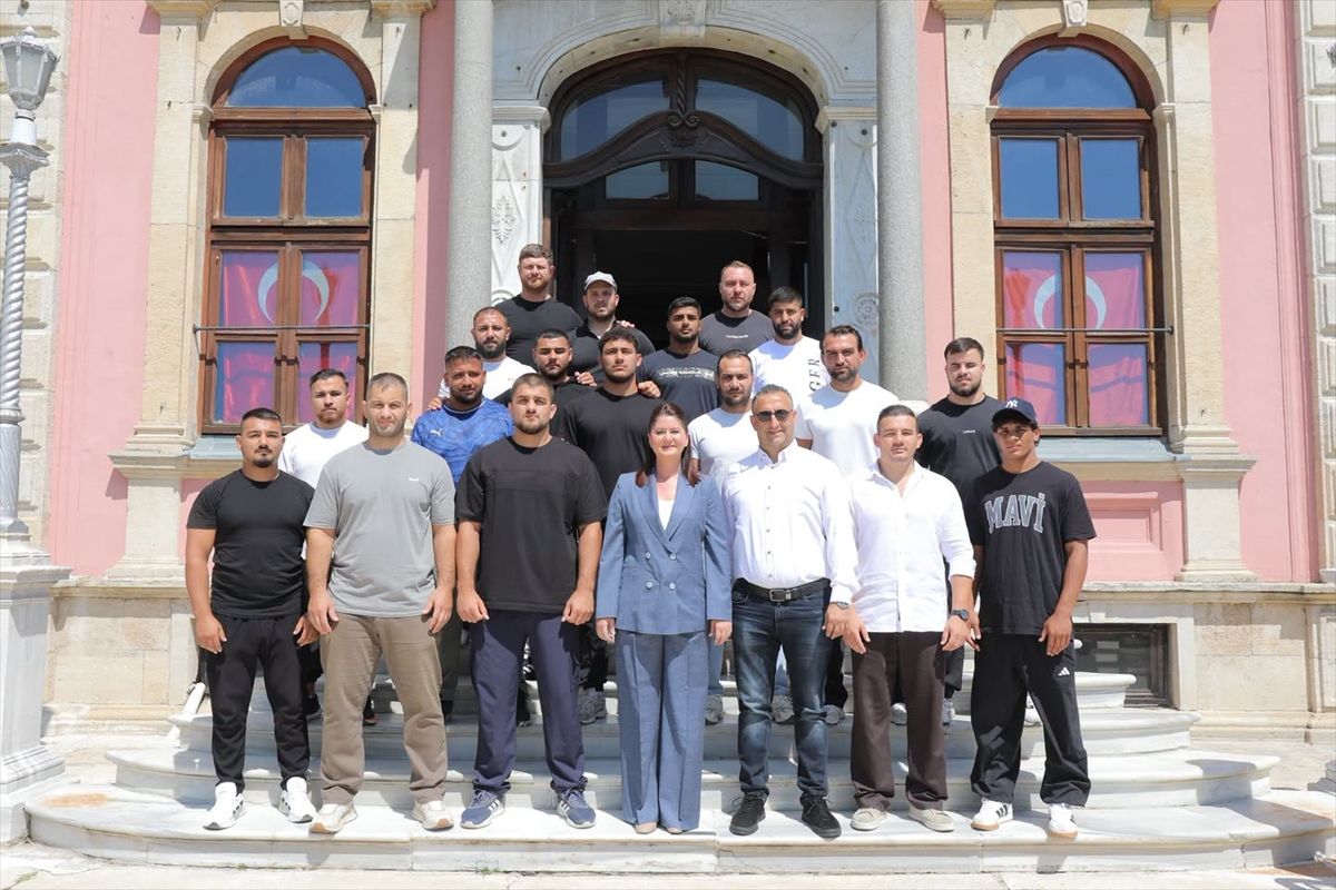 Edirne Belediye Başkanı Filiz Gencan'ın Kırkpınar pehlivanları ve antrenörleriyle bir araya geldiği toplantıdan bir kare.