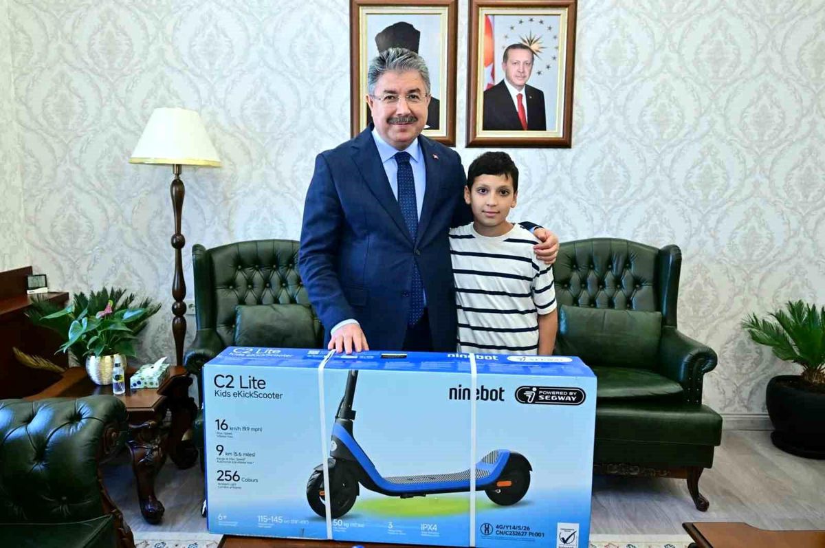 Eskişehir Valisi Dr. Erdinç Yılmaz şehit çocukları ile bir arada