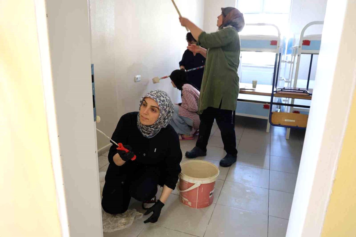 Fedakar öğretmenler tatilde okulu yeni döneme hazırlıyor